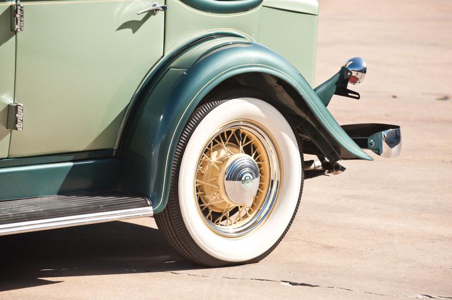 Колеса Auburn 8-105 Salon Dual Ratio Convertible Sedan 1933 года  (фото 38 из 48)